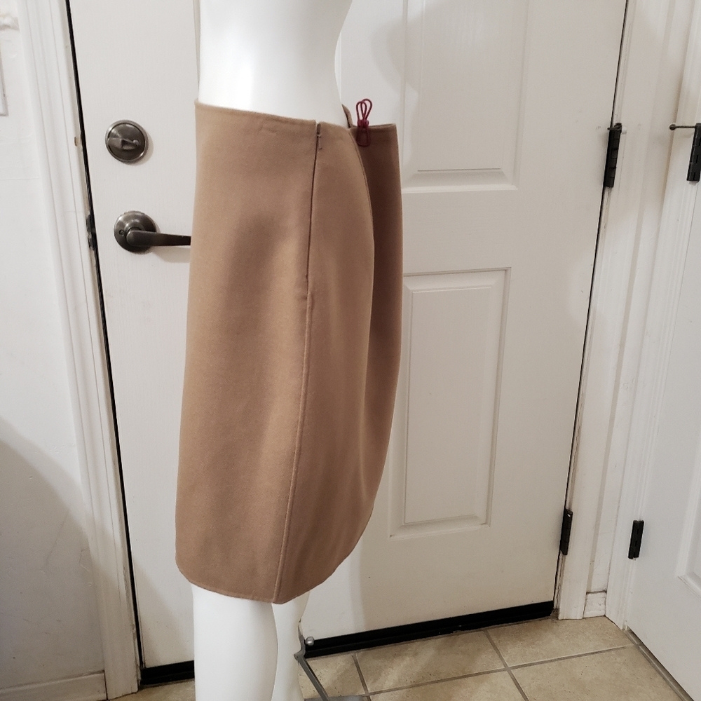 Max Mara Elegant Tan Women's Skirt - Picture 2 of 8